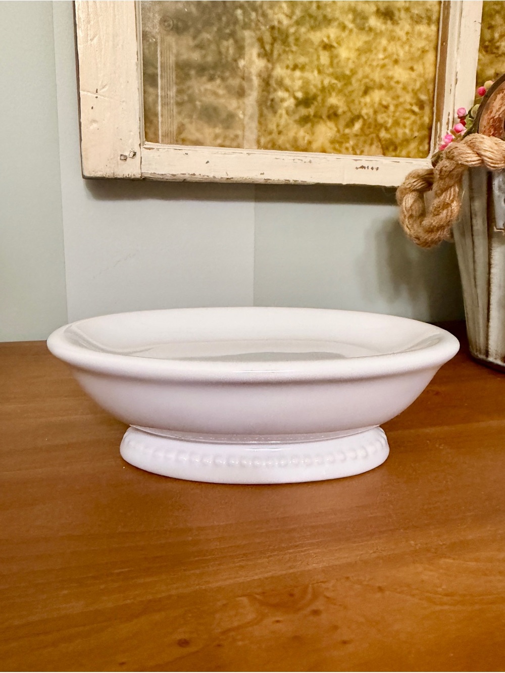 WHITE, VINTAGE PEDESTAL SOAP DISH WITH DECORATIVE BEADING.